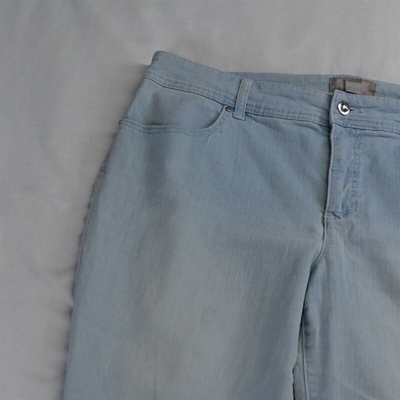 Fabulously Slimming Chico's 2 / 12 Crop Light Wash Stretch Denim Jeans - Picture 2 of 5